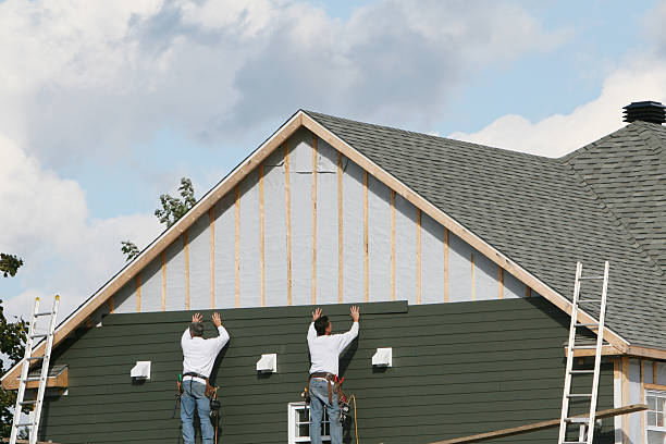 Professional Siding Installation technician working in Middletown, NJ
